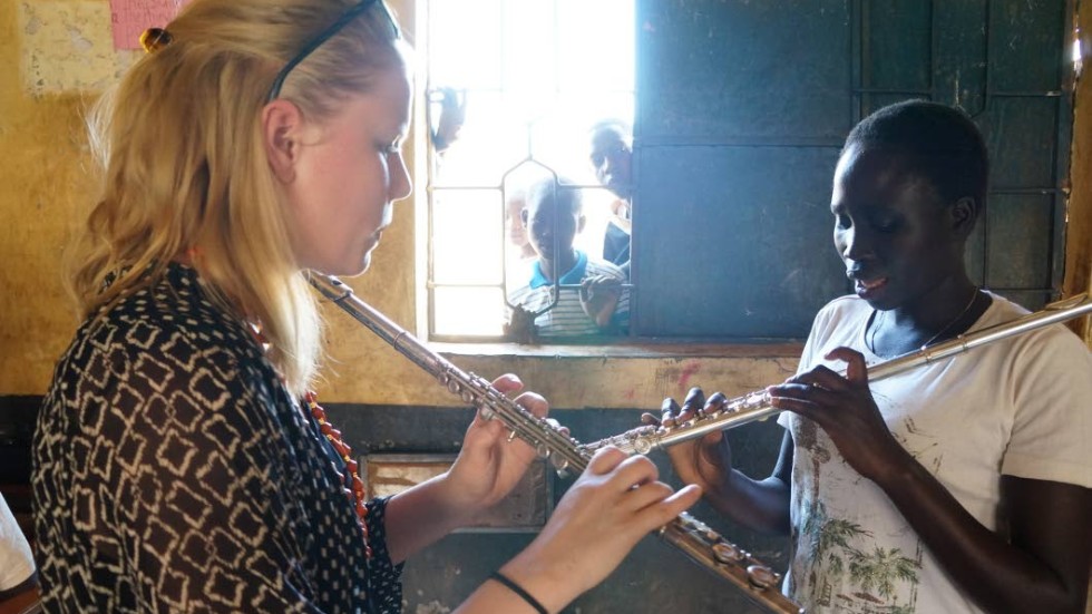 Musik. Kenyaföreningen har startat El Sistema-undervisning i Juja med lärare som spelar i Nairobis nationalorkester. Här är det Anna Ericsson, som deltog i resan som hjälper Macarena att hitta rätt grepp på tvärflöjten.