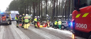 Kvinna förd med ambulans till sjukhus efter krock med träd