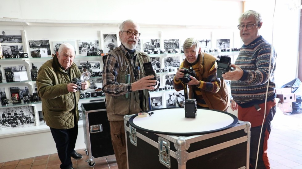 Veteranerna Åke Svensson, Lars T Jacobson, Christer Elderud och Lars Rosengren,  Pressfotografernas Klubb östra, packar ner alla kameror när Kameramuseet i Vadstena måste avvecklas.