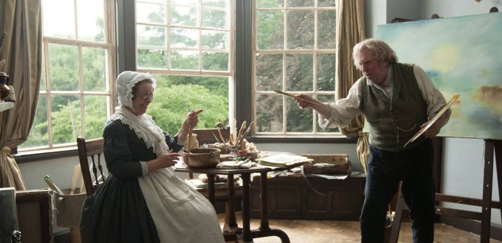 Hos änkan Mrs Booth (Marion Bailey) hittar Turner (Timothy Spall) en fristad från rollen som Den Store Konstnären.