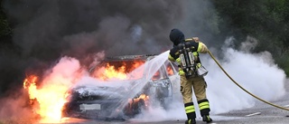 Bil brann på E18-parkering