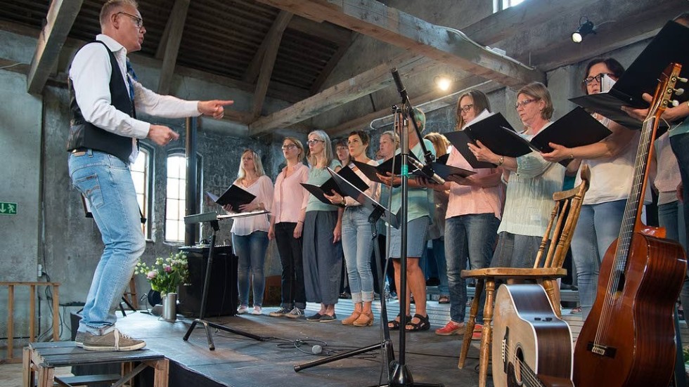 Peter Melin har varit körens dirigent i 30 år. Här vid en konsert i Forsby kvarn 2015.