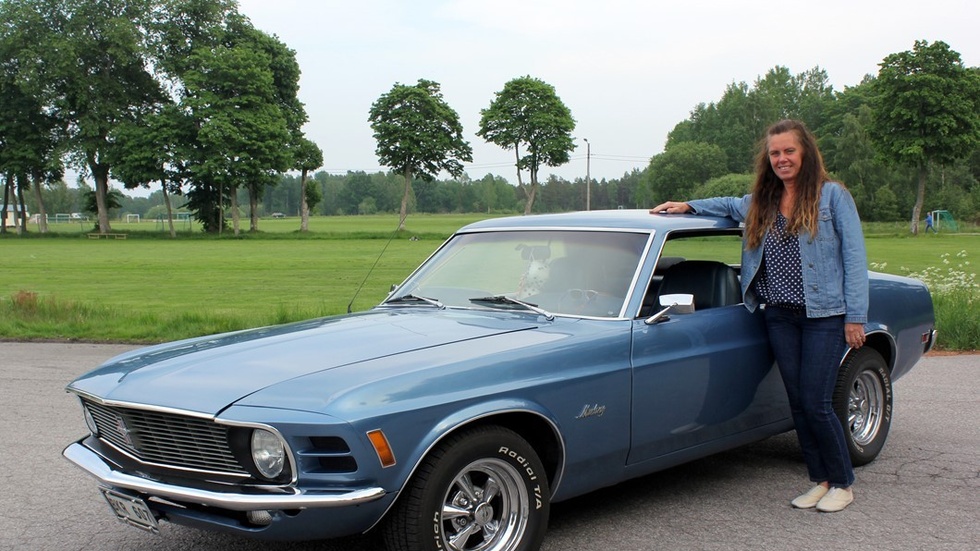 Inger Uddman med sin Ford Mustang.