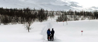 Man undsattes med helikopter i fjällen