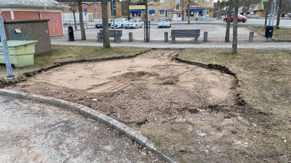 Ett hål i gräsmattan, och en del minnen är allt som finns kvar. Nu är den offentliga lilla runda byggnaden försvunnen.