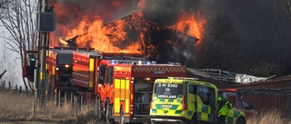 En person skadad efter kraftig brand i träbyggnad utanför Stigtomta