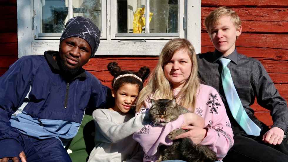 Familjen fick med sig sin ögonsten, katten Saveliy, under flykten från krigets Ukraina. Från vänster i bild syns Oyedamola Fojalin, parets gemensamma 9-åriga dotter Alena, Hanna Kravchenko och hennes 14-åriga son Daniil.