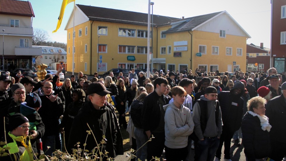 Fredagens manifestation i Kisa samlade många människor.