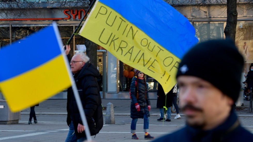 Lyssna till Volodymyr Zelenskyjs vädjan och rusta upp Europa i en enda gemensam aktion. Och rädda Ukraina, skriver Christopher Paulstam.
Bilden: Lördagens demonstration på Norrmalmstorg till stöd för Ukraina efter Rysslands invasion. Demonstrationen arrangerades av Nordic Ukraine Forum.