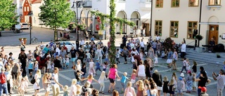 Midsommardans på torget