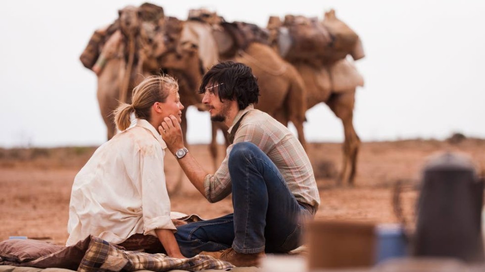 Mia Wasikowska spelar enstöringen Robyn och Adam Driver den entusiastiske fotografen Rick i ökenvandringsdramat "Tracks".