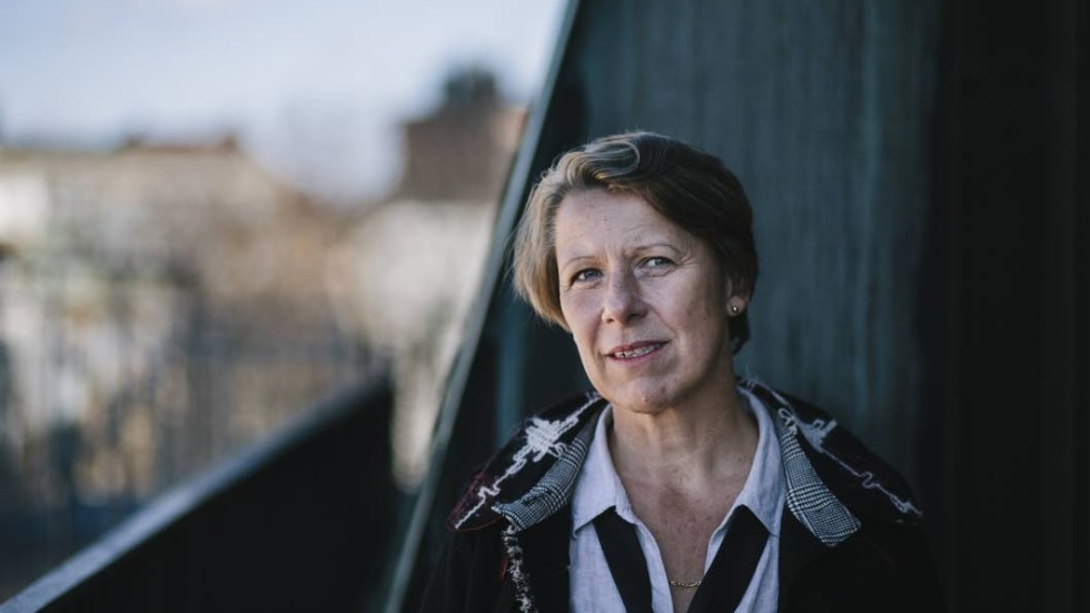 Skicklig. Lotta Lundberg syr ihop sina tre historier på ett mästerligt sätt.
