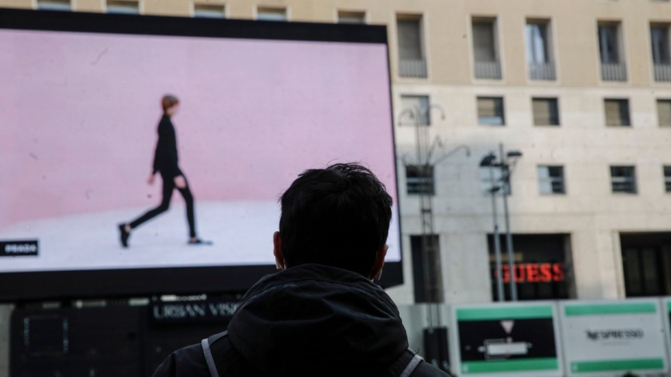 Under pandemin har många modevisningar skett digitalt. Modebranschen överlag tar fler steg i riktning mot en mer digital bransch. Arkivbild.