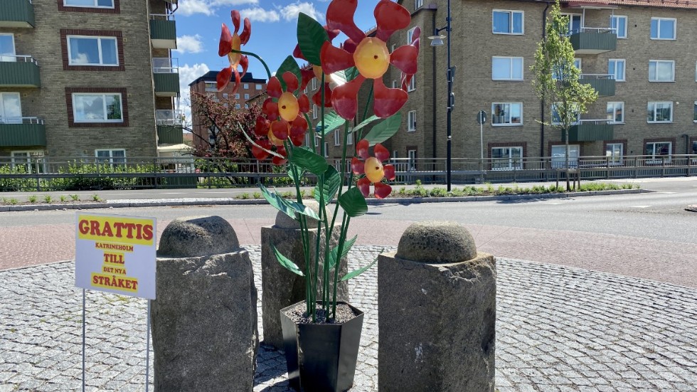 Gerillakonsten i form av plåtblommor i rondellen på Vasavägen får stå kvar över sommaren. Sedan ska kulturnämnden bestämma dess öde.