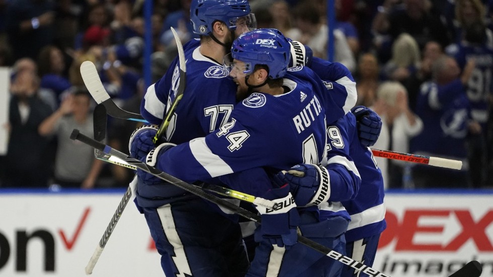 Tampa Bays Victor Hedman (77) och Jan Rutta (44) firar.