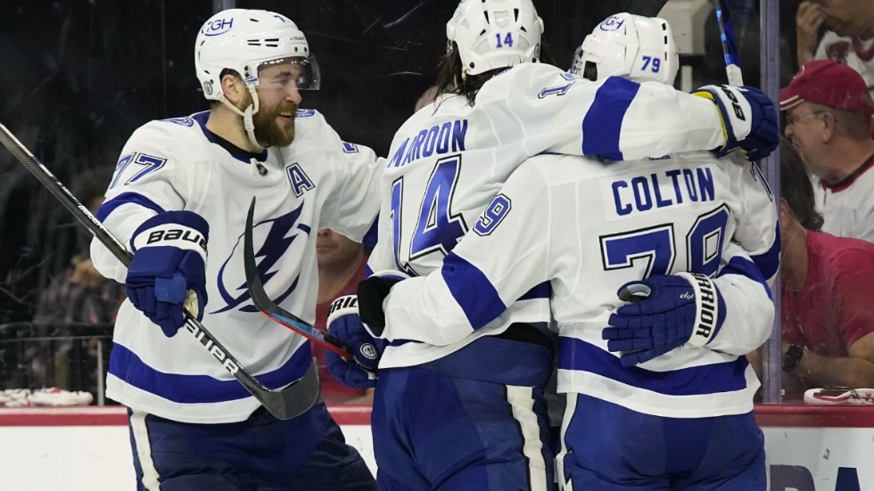 Tampa Bays Victor Hedman (till vänster) firar lagets 2–0-mål tillsammans med Pat Maroon och målskytten Ross Colton.