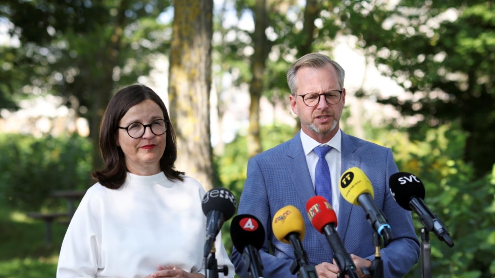 Inrikesminister Mikael Damberg (S) och utbildningsminister Anna Ekström (S) håller pressträff efter en dag i Eslöv.