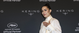 Noomi Rapace hoppar från klippkanten