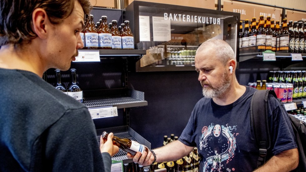 Adam Bäck-Thorén hjälper Peter Abramsson på Systembolagets Ölstudio i Göteborg.– Jag köper flera olika sorters öl, gärna belgiskt och porter, och så några lokala öl för att stödja de lokala bryggerierna, säger Peter Abramsson.