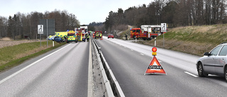 En person förd till sjukhus efter krock med två bilar