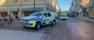 Cyklist körde in i bil på Köpmangatan – tas till sjukvård för kontroll