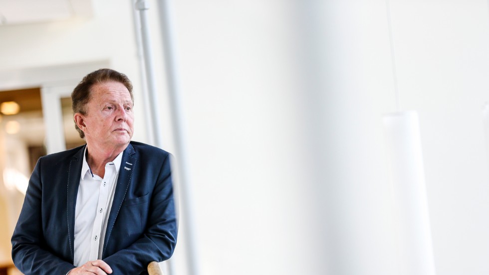 Kenneth Backgård, regionråd, menar att kritiken mot upphandlingspaketet är felaktig, med tanke på historiken. 