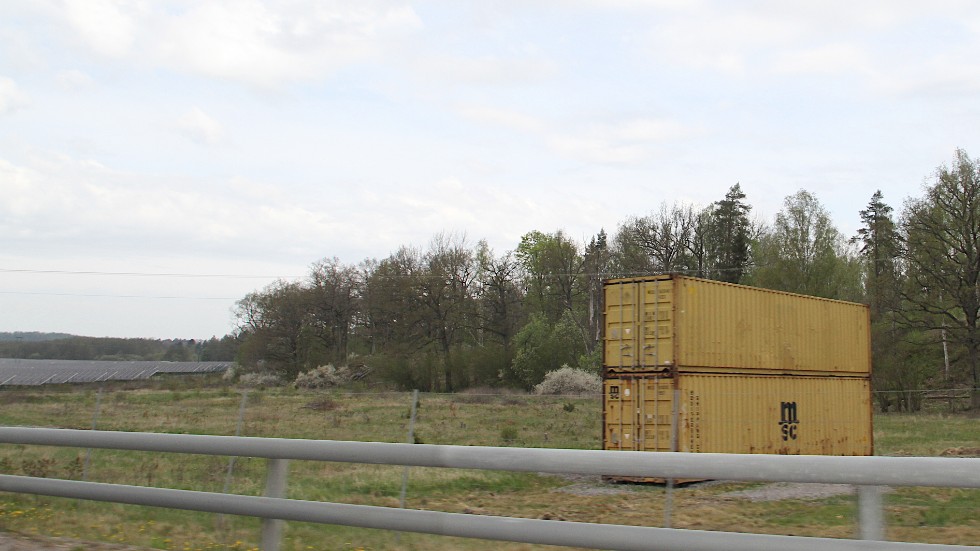 Containrar har ställts upp innan solcellsparken från Strängnäshållet, för att bilister på E20 inte ska bländas av reflektioner från panelerna.