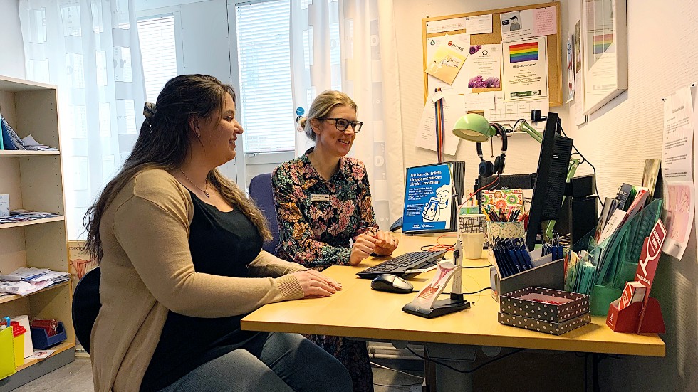 "Mötet med ungdomarna är ju väldigt viktigt", säger barnmorskan Ulrica Eklind (till höger), här tillsammans med poddkollegan Josefin Linder (till vänster), kurator på Ungdomshälsan.