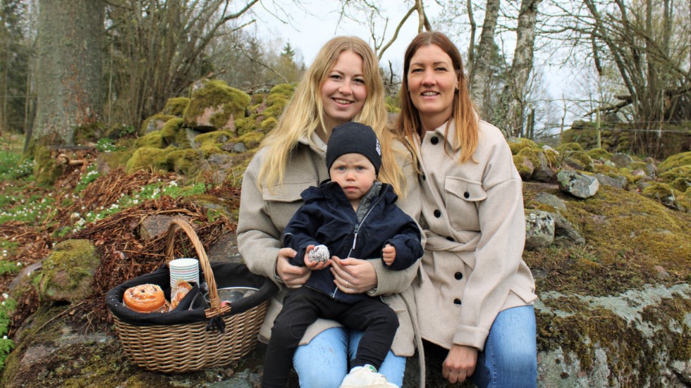 "Jag har hjälpt till och lämnat en del på förskolan och det är lite roligt för jag lämnar till mina egna barns gamla förskollärare. Vi har barnen mycket och de kommer när de ser att man kommer hem med bilen. Men sen samtidigt tänker jag "hur länge till får vi ha dem?". Det kommer en tid om kanske sex år då vi inte är så roliga under en period och då får vi passa på nu", säger Johanna Blom Petersson.
