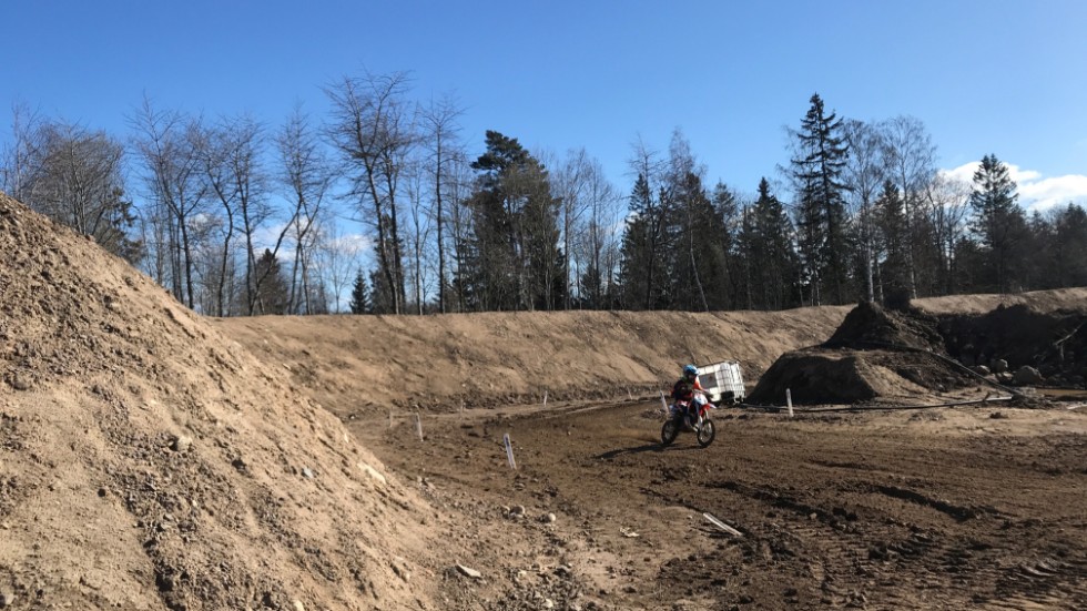 Den stora bullervallen har haft önskat effekt. Nu är ljudnivåerna från motocrossbanan på Dunteberget på en godkänd nivå för de närboende till banan. 