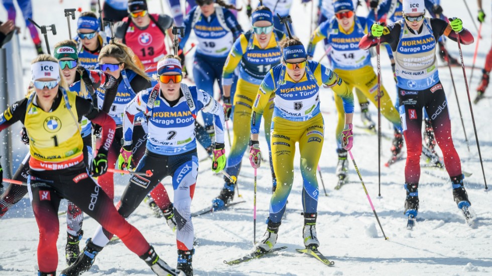 Hanna Öberg, nummer 5, och de andra internationella skidskyttarna kommer inte att ha fluor under skidorna i vinter. Arkivbild.