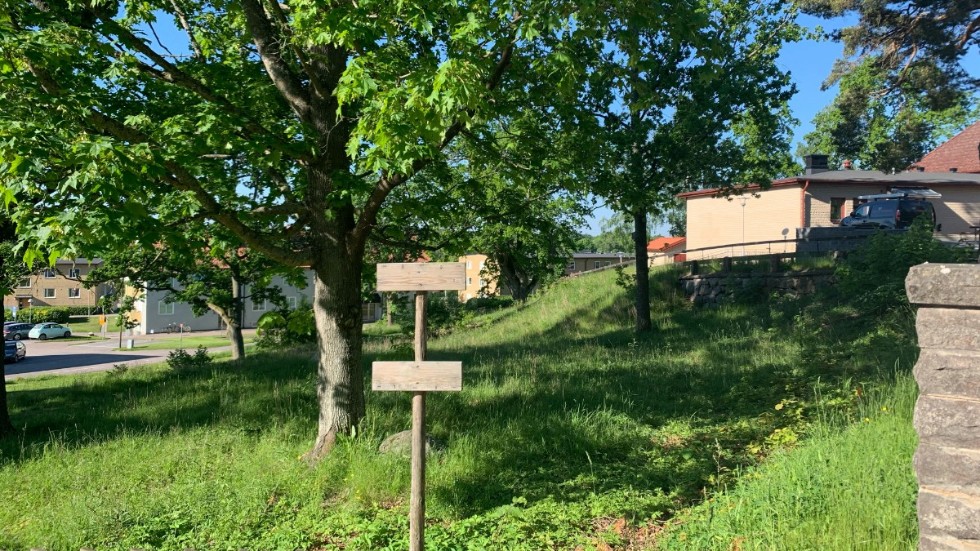 Till vänster om Björkhällakyrkan i Borensberg är planen att askgravlunden ska anläggas. 