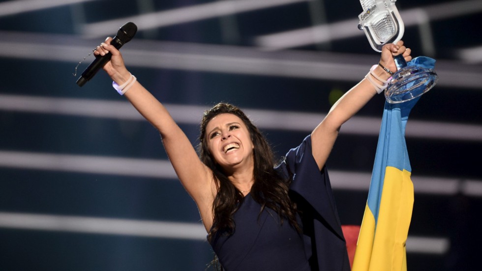 Jamala firar vinsten i Stockholm 2016. 