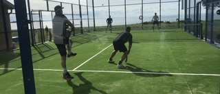 Padel intill det stora blå på Vätterviksbadet