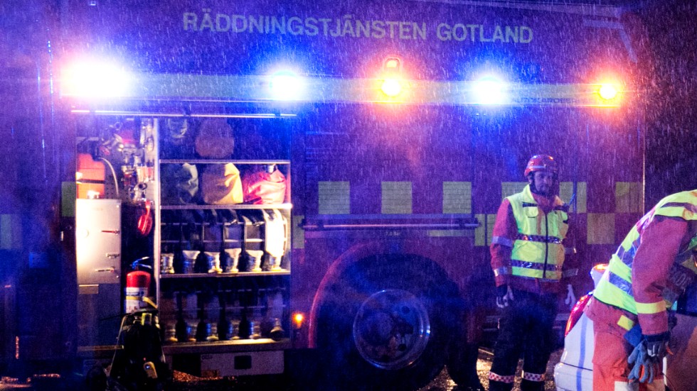 En kvinna i 30-årsåldern avled i trafikolyckan i Follingbo där en personbil och en lastbil krockade.
