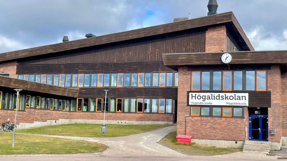Trots de lediga tjänsterna upplevs läget som mindre kaotiskt än i starten av förra läsåret, enligt skolchefen.