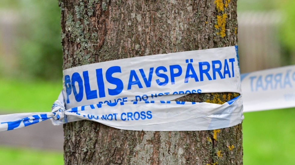 Polisen har spärrat av platsen. Arkivbild.