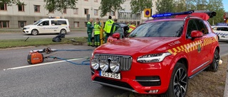 Mopedbilsförare vårdas för allvarliga skador efter olycka med lastbil och taxi i höjd med Campus