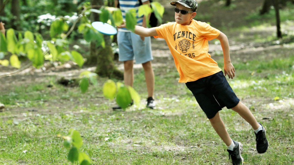 Discgolf-SM i Linköping och Motala avgjordes i helgen. Här skickar Arvid Håkansson från Borås iväg sin disc på ett av sina sista hål för helgen.