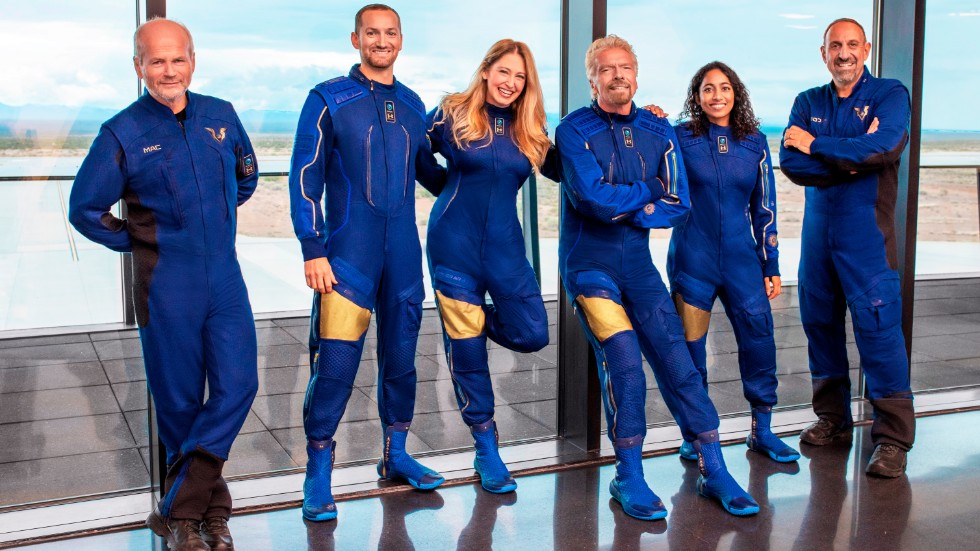 De här sex personerna kommer att vara med på Virgin Galactics testflygning, som är planerad till den 11 juli. Grundaren Richard Branson är tredje personen från höger.