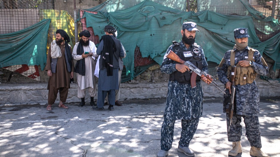 Talibanrörelsens stridande håller vakt i Afghanistans huvudstad Kabul.