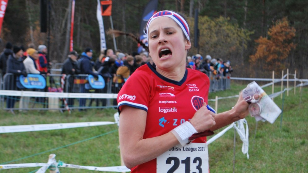 Susen Lösch tar sista stegen över mållinjen i Swedish Legauefinalen på Gotland. Hennes femteplats är den bästa i dagorientering och i konkurrens med svensk och internationell elit.