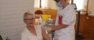 Pensionärer rycker in i kampen mot covid: "Vaccinerar var femte minut"