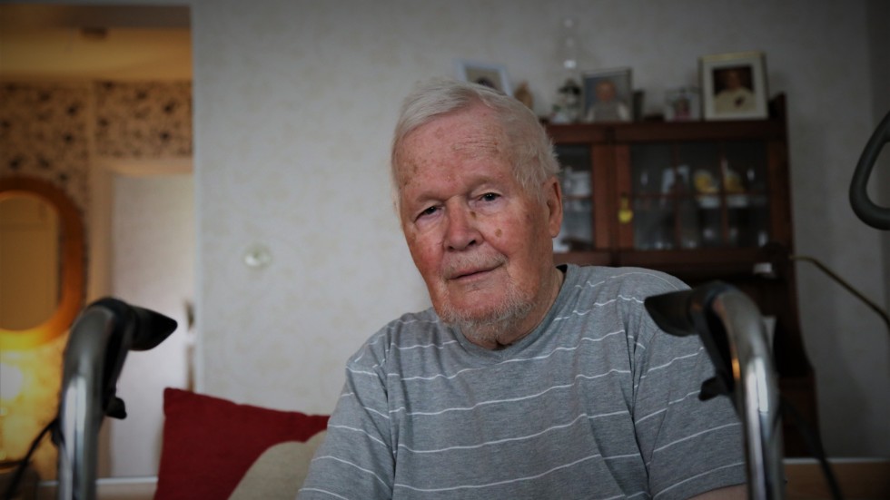 För Gunnar Larsson har permobilen betytt frihet. Nu känner han sig förtvivlad.