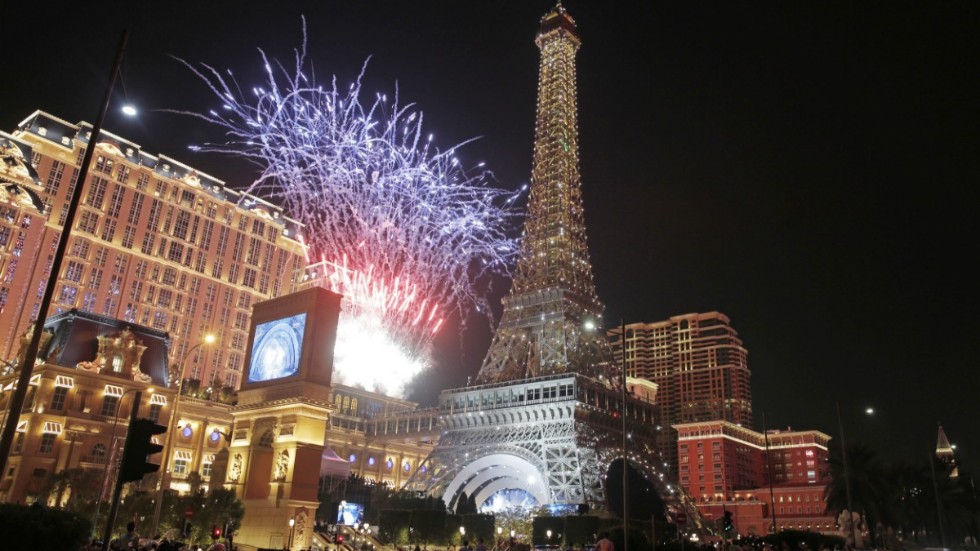 Fyrverkerier för ett nytt kasino i Macau. Nu blir kontrollerna av kasinona hårdare. Arkivbild.