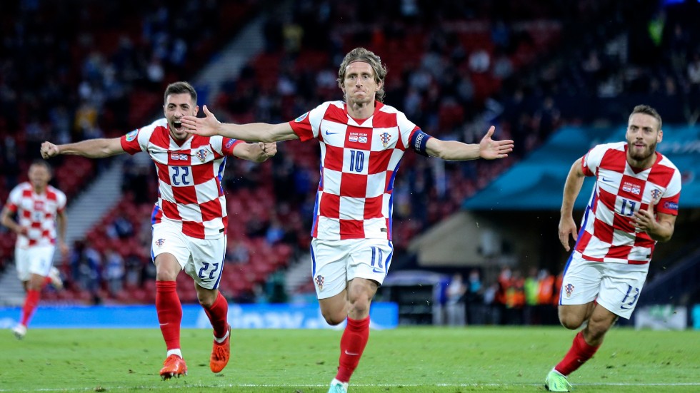 Kroatiens storstjärna Luka Modric, mitten, jublar efter att ha gjort 2–1 mot Skottland med ett drömmål.