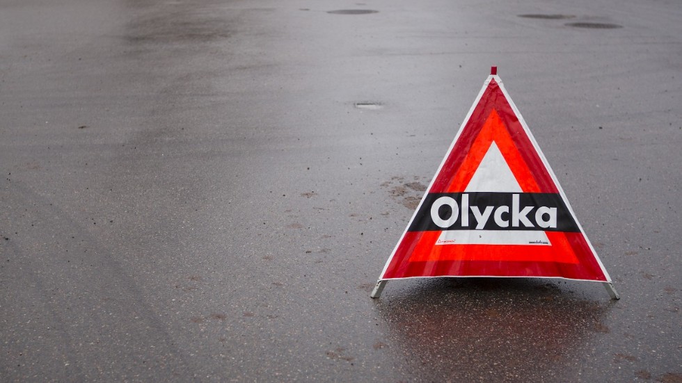 En singelolycka har inträffat på E4 i höjd mer Persön. Ingen person ska vara allvarligt skadad.