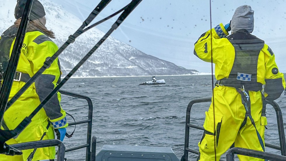 Räddningspersonal vid det bostadshus som förts ner i havet efter en av fredagens laviner.