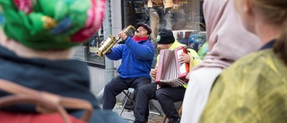 Stödet växer för gatumusikanten