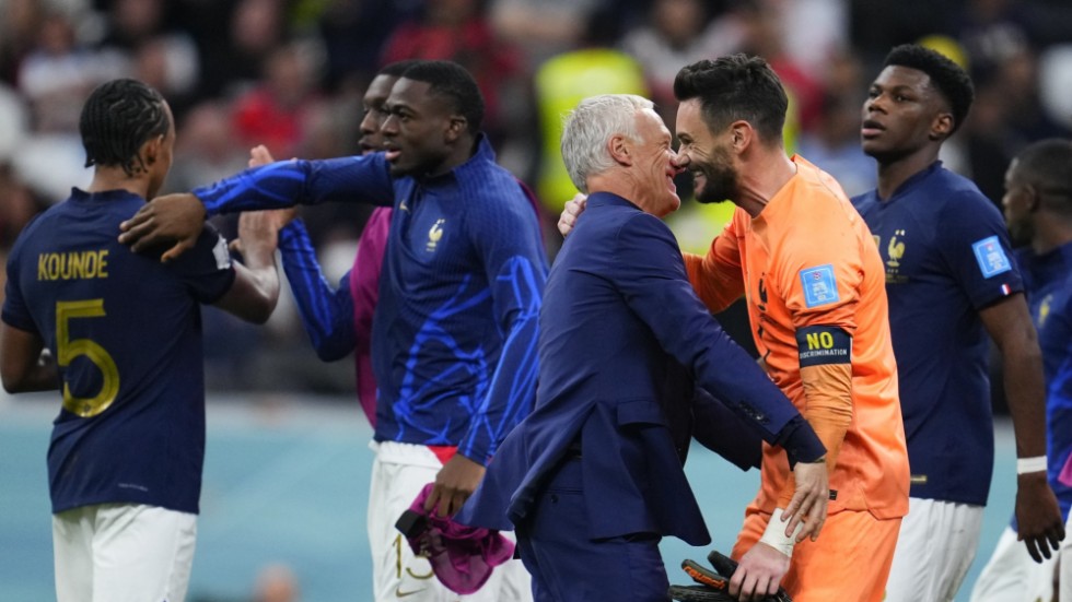 Franske förbundskaptenen Didier Deschamps kramar om målvakten Hugo Lloris efter kvartsfinalsegern mot England.